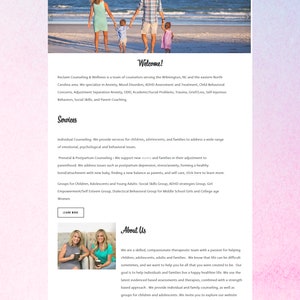 K&ouml;nnte beinhalten: Homepage der Website von Reclaim Counseling & Wellness, einem Team von Beratern, die die Region Wilmington, North Carolina, betreuen. Die Website zeigt ein Foto einer Familie, die am Strand spaziert, ein Foto von zwei Frauen, die an einem Tisch sitzen, und ein Foto einer Strandszene. Die Website enth&auml;lt auch Text &uuml;ber die angebotenen Dienstleistungen, darunter Einzelberatung, Schwangerschafts- und Wochenbettberatung sowie Gruppen f&uuml;r Kinder, Jugendliche und junge Erwachsene.