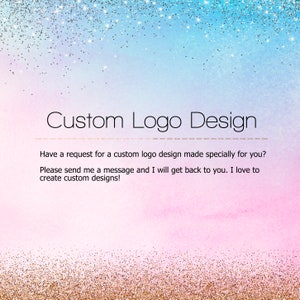 Puede incluir: Un fondo rosa y azul con una textura brillante. El texto "Custom Logo Design" est&aacute; en el centro de la imagen. El texto debajo dice "&iquest;Tienes una solicitud para un dise&ntilde;o de logotipo personalizado hecho especialmente para ti? Por favor, env&iacute;ame un mensaje y te responder&eacute;. Me encanta crear dise&ntilde;os personalizados!"