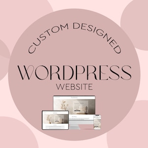 Può includere: Sito web WordPress personalizzato con sfondo rosa e tre dispositivi che mostrano un sito web con il testo "Audacious" e "Summer Temple" sullo schermo.