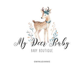 Puede incluir: Una ilustración de acuarela de un cervatillo con una corona floral, rodeado de vegetación. El texto "My Deer Baby BABY BOUTIQUE" está debajo del cervatillo, y el texto "OMINIJEANNI" está en la parte inferior de la imagen.