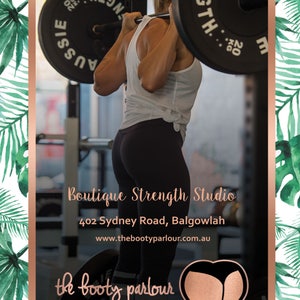 K&ouml;nnte beinhalten: Eine Frau hebt Gewichte in einem Fitnessstudio. Das Fitnessstudio hei&szlig;t "Boutique Strength Studio" und befindet sich in der 402 Sydney Road, Balgowlah. Die Website ist www.thebootyparlour.com.au. Das Logo ist ein Herz mit einer stilisierten Ges&auml;&szlig;form.
