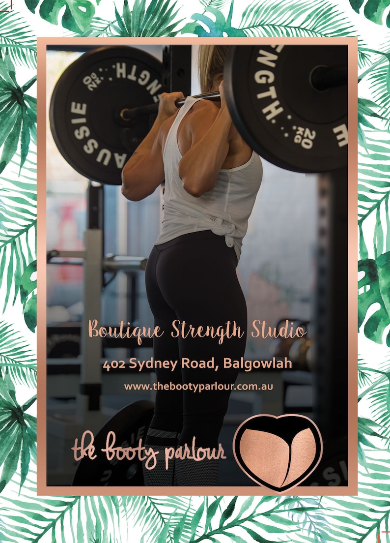K&ouml;nnte beinhalten: Eine Frau hebt Gewichte in einem Fitnessstudio. Das Fitnessstudio hei&szlig;t "Boutique Strength Studio" und befindet sich in der 402 Sydney Road, Balgowlah. Die Website ist www.thebootyparlour.com.au. Das Logo ist ein Herz mit einer stilisierten Ges&auml;&szlig;form.