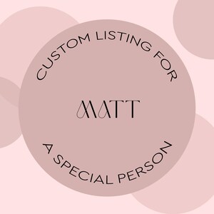 Può includere: Un design di annuncio personalizzato con uno sfondo rosa tenue. Il testo "CUSTOM LISTING FOR" è disposto ad arco nella parte superiore di un cerchio centrale. Il nome "MATT" è al centro e "A SPECIAL PERSON" nella parte inferiore.