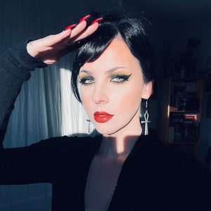 Tutoriels Glamour Magick 3 : smoky eye intense, chargement de bijoux sacrés, habillage de la pièce et invocation d'une déesse