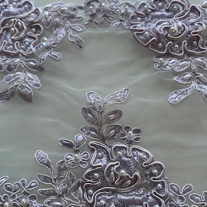 Tul bordado con borde de encaje festoneado doble color lavanda lila y perlas