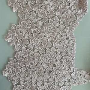 Blassrosa Guipure-Rest mit Pailletten