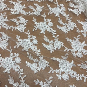 Scampolo di tulle ricamato in pizzo da sposa avorio