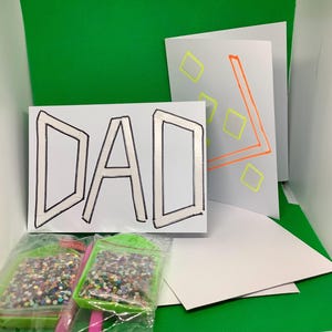 Crea tus propias tarjetas con diseño de diamantes. Tarjetas en blanco con un papá y un abstracto. Dos tarjetas preencintadas, listas para perforar con diamantes y crear el diseño.