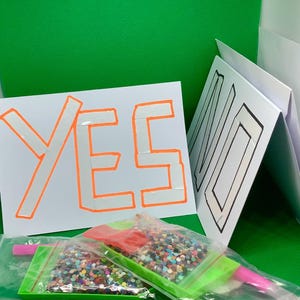 Tarjetas en blanco con diseño de diamantes "Sí/No". Estas tarjetas vienen prepegadas y listas para que las crees tú mismo.