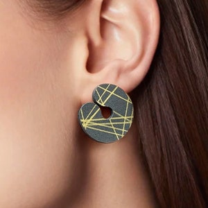 Orecchini di carta a perno, orecchini grigio e oro, orecchini piccoli di design, gioielli trendy e alla moda