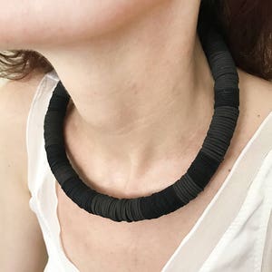 Collana girocollo nera, fatta di carta e gomma, collana rigida a cerchio, gioielli moderni, design industriale