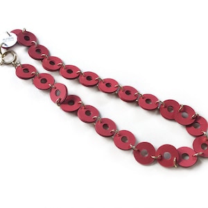 Collana corta a catena fatta a mano con carta colorata