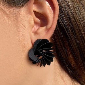 Orecchini neri a perno, gioielli di carta, orecchini donna, a forma di conchiglia, design moderno