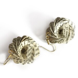 Pendientes Largos De Cerámica En Blanco Y Negro Esféricos De Pendientes Largos De Cerámica En Blanco Y Negro Esféricos De