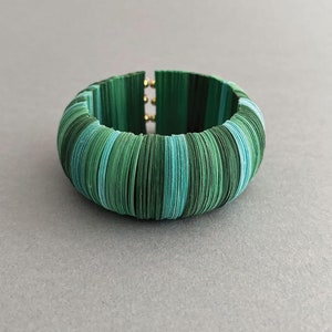 Bracciale verde fatto di carta, a cerchio rigido disegno a righe multicolore, gioielli unici