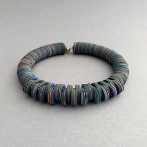 Collana di carta girocollo blu multicolore, collana stile africano, gioiello contemporaneo