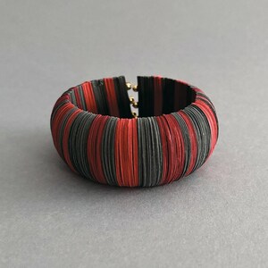 Bracciale colorato, grigio e rosso, bracciale di design, fatto di carta, gioiello contemporaneo