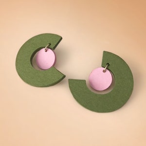 Orecchini semicerchio fatti di carta, orecchini a perno con piccolo pendente, verdi e rosa, orecchini moderni e di design