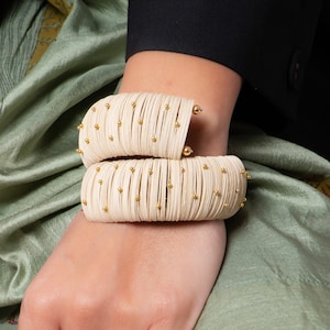 Regalo per anniversario, gioielli di carta, bracciale di carta con piccole borchie dorate, bracciale elegante, gioielli per la sposa