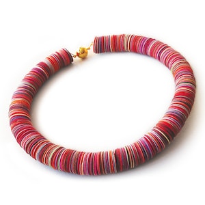 Girocollo multicolore rosso fatta di carta, collana a cerchio di design
