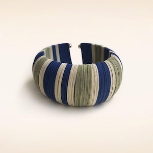 Bracciale a cerchio colorato, gioiello di carta, color blu e verde salvia, bracciale largo a cerchio, gioiello contemporaneo