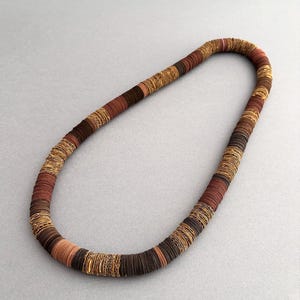 Collana artigianale di carta marrone in stile etnico e chiusura magnetica