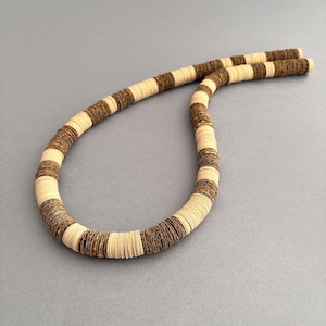 Collana di carta artigianale bianco crema e oro, boho chic, etnica, chiusura magnetica