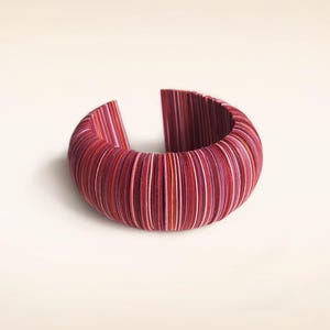 Bracciale largo rosso, fatto di carta, bracciale cerchio rigido, gioiello contemporaneo