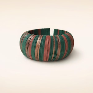 Gioielli di carta, bracciale largo a cerchio fatto di carta, color verde scuro, terracotta e rame