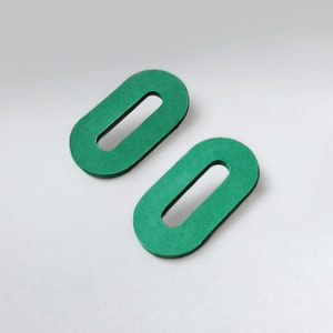 Moderni orecchini di carta color verde smeraldo a perno