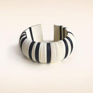 Gioielli di carta, bracciale a cerchio bianco e nero, gioielli di design, idea regalo