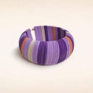 Bracciale di carta a cerchio, color viola e lilla, bracciale largo, gioiello contemporaneo, fatto a mano