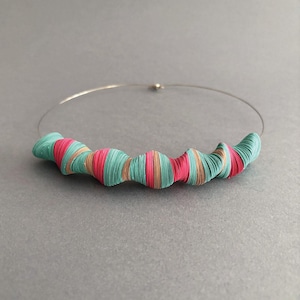 Collana girocollo in acciaio con pendente in carta turchese e rosa fucsia, design a spirale, gioielli moderni di design