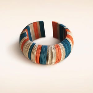 Gioiello di carta, bracciale a cerchio colorato con design a righe