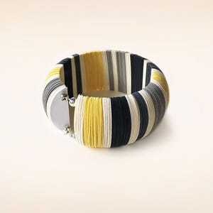Gioielli di carta, bracciale di carta a cerchio color giallo, nero, grigio e bianco, gioielli moderni, regali unici