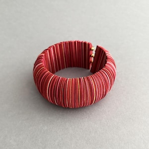 Breites rotes Armband aus Papier, starres Kreisarmband, zeitgenössisches Schmuckstück