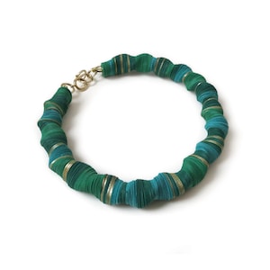 Gioielli di carta, girocollo elegante verde e turchese, design a spirale
