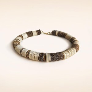 Girocollo di carta bianco avorio e dorata, collana corta, gioielli etnici, gioielli di carta