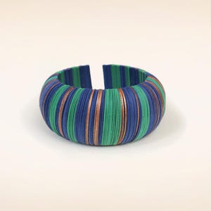 Bracciale blu verde di carta e rame dipinto, bracciale a cerchio, gioielli contemporanei di design