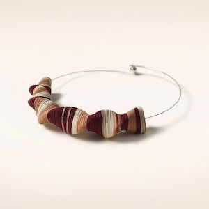 Gioielli di carta, girocollo in acciaio con pendente in carta colorata, design a spirale, gioielli contemporanei