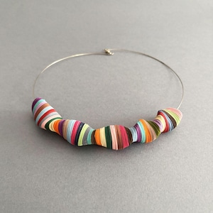 Collana girocollo in acciaio con pendente torchon di carta multicolore, gioiello artigianale moderno fatto a mano in Italia