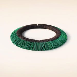 Collana di carta, girocollo verde e marrone, gioielli eleganti, collana moderna e di design