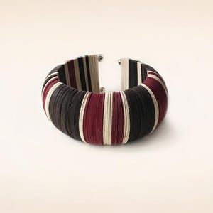 Bracciale stile africano, fatto di carta, rosso e marrone, gioiello etnico