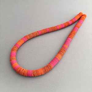 Collana di carta colorata arancione e rosa fucsia, gioiello moderno e alla moda per un look unico