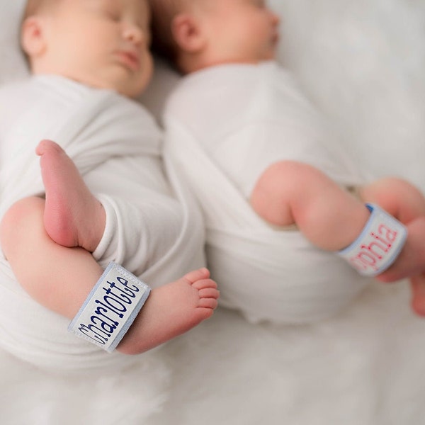Bracelet en mousse d'identification de bébé pour jumeaux, triplés et toutes les mamans multiples | Bande d’identification du nom de bébé | Jumeaux nouveau-nés | Bracelet de cheville à double identification