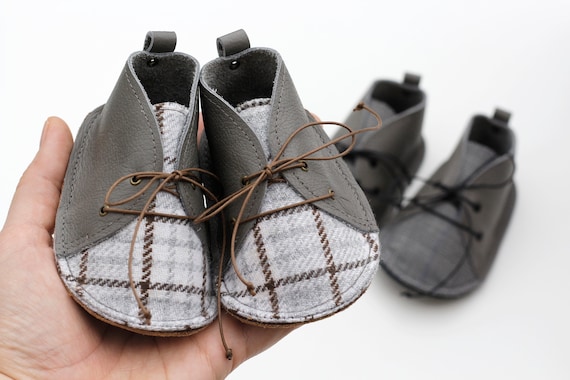 Chaussons bébé WATSON dans un style moderne, en cuir naturel et tissu en laine | D'être Très Apprécié Et Loué Par Les Consommateurs
Chaussons bébé WATSON dans un style style style moderne, en cuir naturel et tissu en laine | D'être Très Apprécié Et Loué Par Les Consommateurs
7b0975