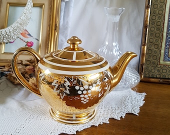 Vintage SADLER gold teapot, elegant and large gold and white details, vintage tea time table, retro kitchen, collectable teapot