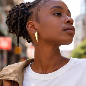Puces d'oreilles triangle minimalistes - Petits bijoux géométriques délicats de tous les jours - Puces d'oreilles élégantes