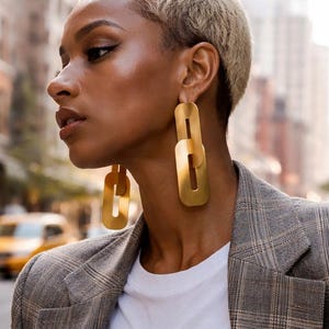 Può includere: Un cartello in legno rustico con la scritta "Welcome to our home" in lettere bianche. Il cartello presenta una finitura invecchiata e un design semplice e invitante, perfetto per l'arredamento dell'ingresso.