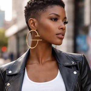 Architecturale oversized gouden oorringen – minimalistische statement-ringen met parallelle staaf